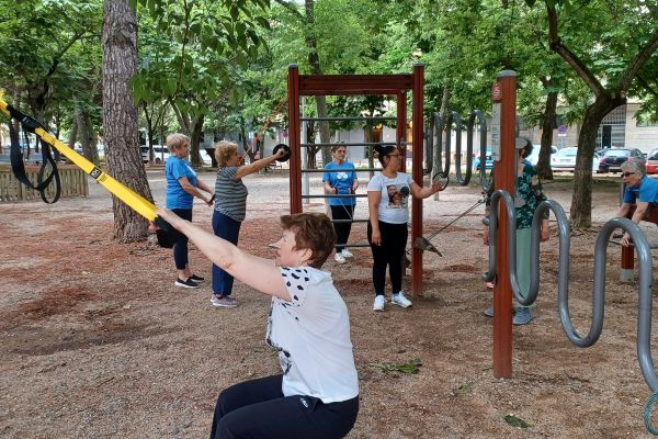 Sessió d'exercicis al parc Urbà de Salut (Vista Alegre)