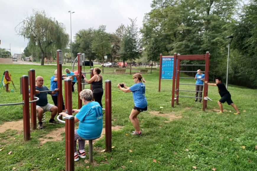 Sessió d'activitat física al Parc Urbà de Salut (estiu)